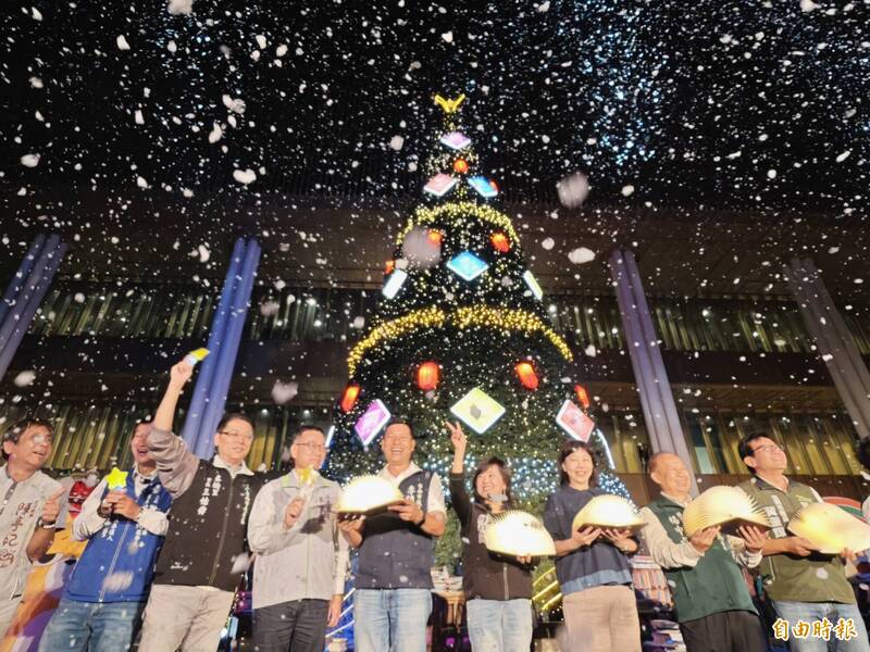 台南市圖聖誕樹點燈 好想兔、小賤狗等人氣IP助陣