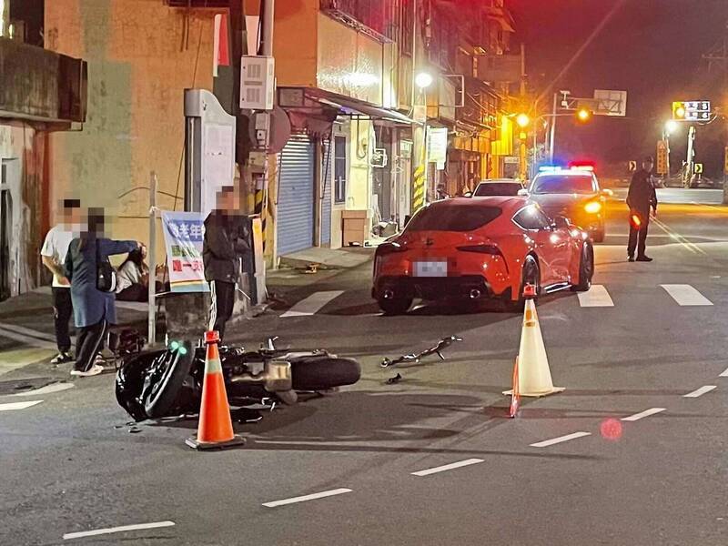 大型重機與Supra跑車碰撞，騎士噴飛送醫。（圖由警方提供）