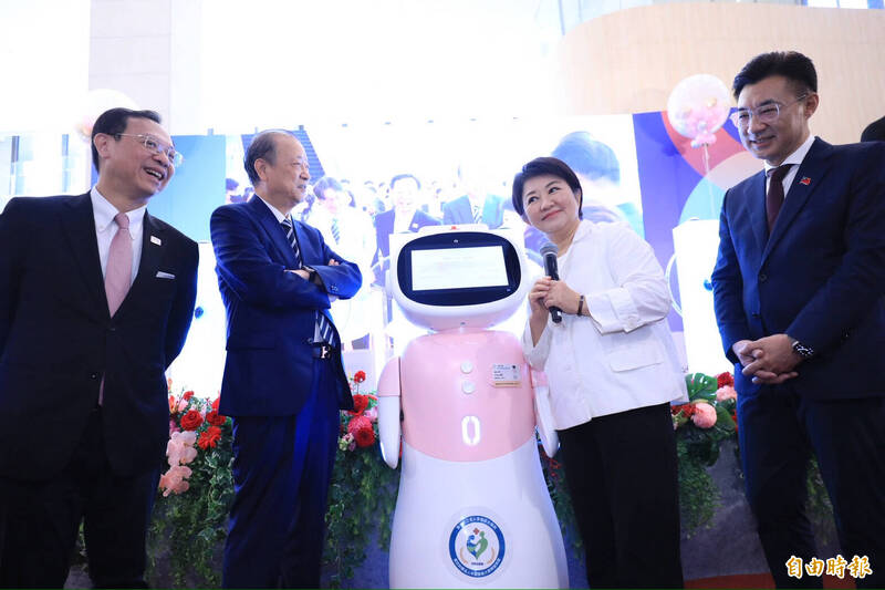 「你累了嗎?」 AI照護機器人被盧秀燕問倒 答錯衛福部長名字