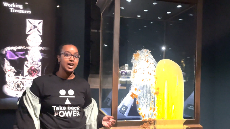 狂!英異議人士朝「帝國皇冠」扔蘋果派 4人被捕