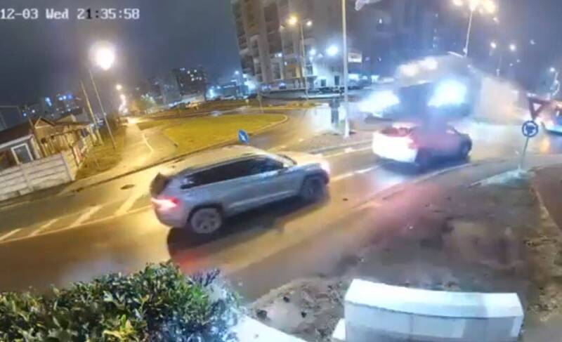 驚險畫面曝光!賓士撞分隔島騰空飛越2車 差點撞進加油站