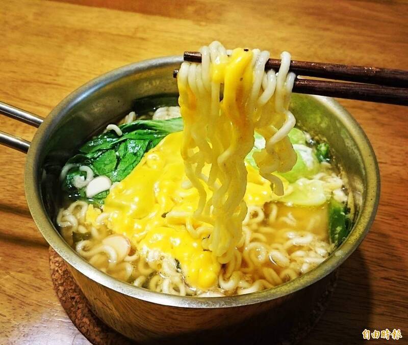 台灣人吃泡麵愛「多加1味」!韓國人照做驚豔:真的有差