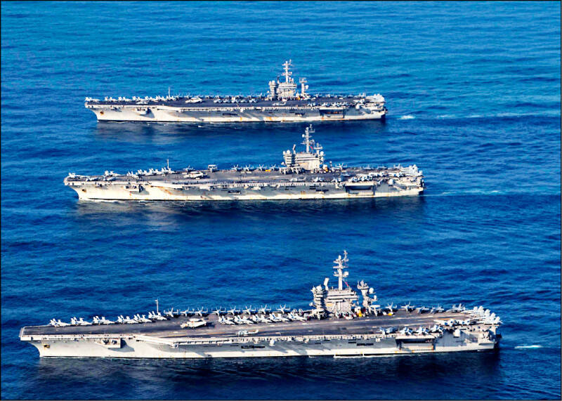 美國白宮四日發布最新版「國家安全戰略」報告，強調「透過維持軍事優勢來遏制台灣衝突是首要任務」。圖為美國航空母艦「雷根號」、「羅斯福號」與「尼米茲號」執行3航艦打擊群演習任務。（美聯社檔案照）