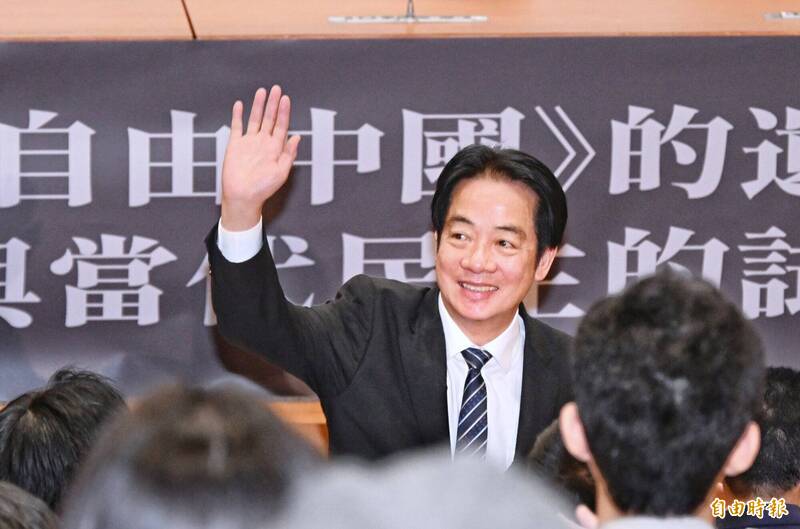 總統賴清德出席「《自由中國》的遺產與當代民主的試煉」論壇開幕典禮，向與會者致意。（記者方賓照攝）