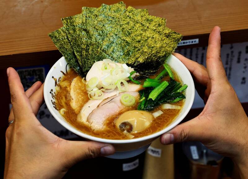 拉麵裡海苔不僅畫龍點睛！內行曝「1吃法」超銷魂