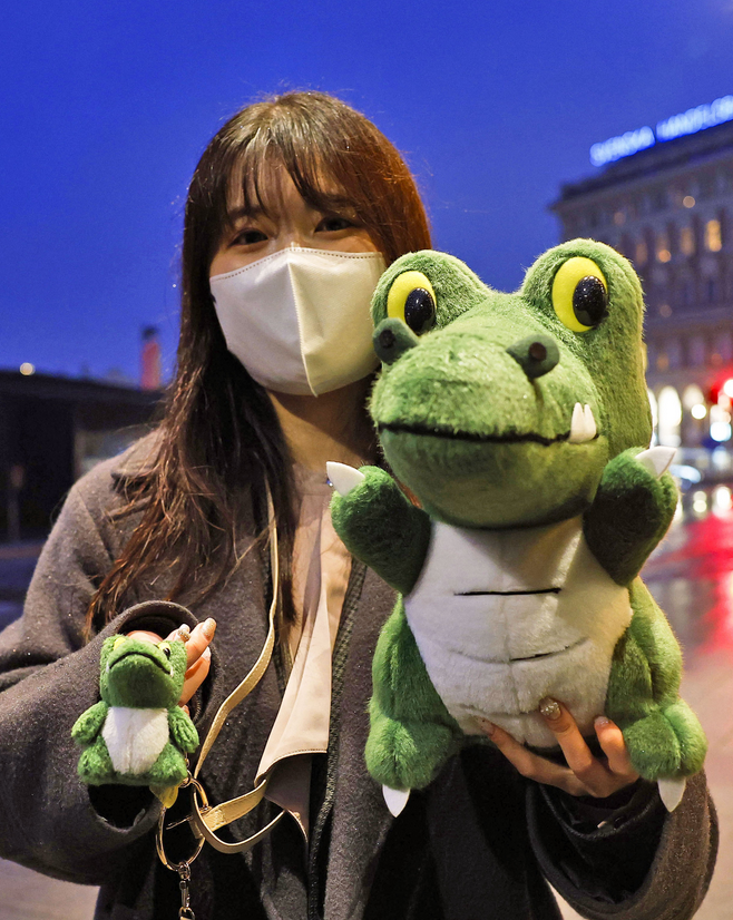 大阪大學吉祥物「鱷魚博士」共赴瑞典 陪坂口志文領諾貝爾獎