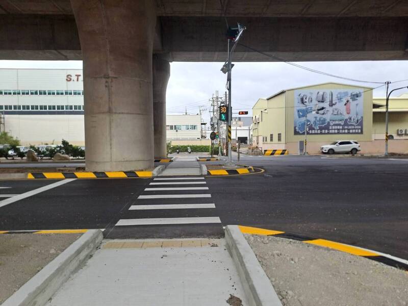 向上路九段與向上路九段465巷口增設行人庇護島等工程的改善，提升行人行走刀安全。（市府提供）