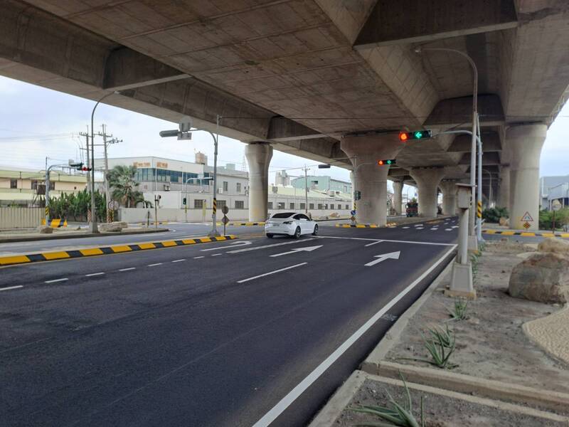 交通局在向上路九段與465巷口增設左轉專用車道及左轉專用號誌。（市府提供）