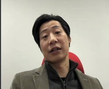 駐芬蘭代表林昶佐接受本報專訪分享自己如何善用重金屬樂團主唱的多重身分，在芬蘭力推台灣外交，突破國際場合中受到的限制。（記者黃靖媗翻攝）