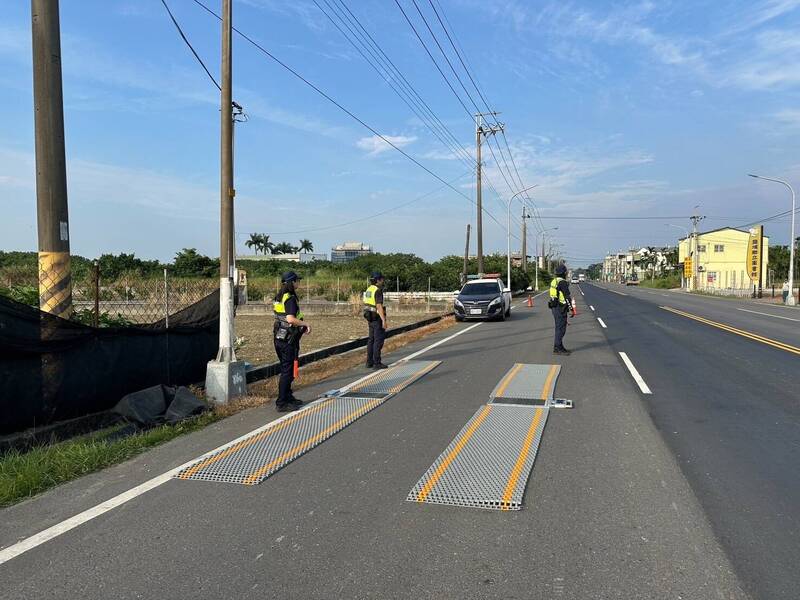屏县里港警分局12月8日起每日规划警力4班16人次，对辖内大型车易肇事热时、热点展开大执法。（屏县里港警分局提供）