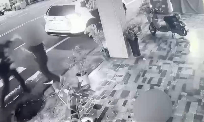 四十二岁林姓男子（右者）涉持小斧头攻击黄姓女警员。（民众提供）