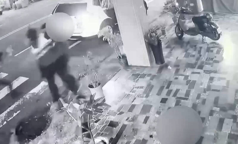 郭姓男警员见黄姓女警同事遭攻击，回头与女警一起压制涉行凶的四十二岁林姓男子。（民众提供）