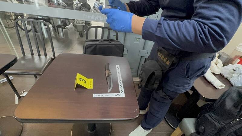 杨嫌持生鱼片刀及菜刀恐吓林女，再以手机充电线捆绑，洗劫钱包内财物6700元后离去。（记者陆运锋翻摄）