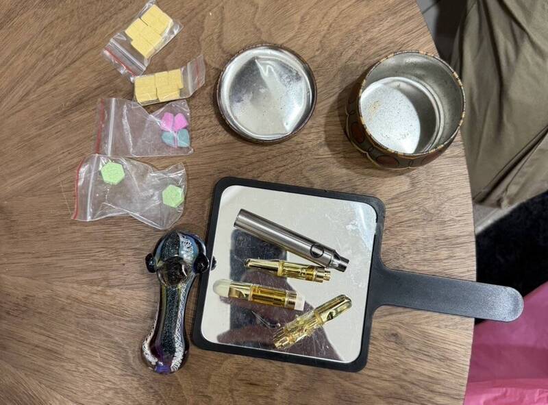 吳姓網美自封「醫美變臉魔術王」，常在IG上分享火辣性感美照，新北市警方最近接獲線報吳女涉毒，循線到住處緝毒，查獲大麻菸彈、搖頭丸等毒品，續追醫美業務是否涉及醫事法；圖為查獲毒品及大麻菸斗。（記者吳仁捷翻攝）警方提供