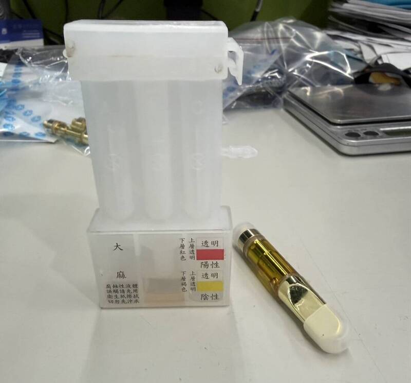 吳姓網美自封「醫美變臉魔術王」，常在IG上分享火辣性感美照，新北市警方最近接獲線報吳女涉毒，循線到住處緝毒，查獲大麻菸彈、搖頭丸等毒品，續追醫美業務是否涉及醫事法；圖為查獲毒品及大麻菸斗。（記者吳仁捷翻攝）警方提供