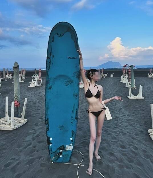 吳姓網美自封「醫美變臉魔術王」，常在IG上分享火辣性感美照（見圖），新北市警方最近接獲線報吳女涉毒，循線到住處緝毒，查獲大麻菸彈、搖頭丸等毒品，續追醫美業務是否涉及醫事法。（記者吳仁捷翻攝）警方提供