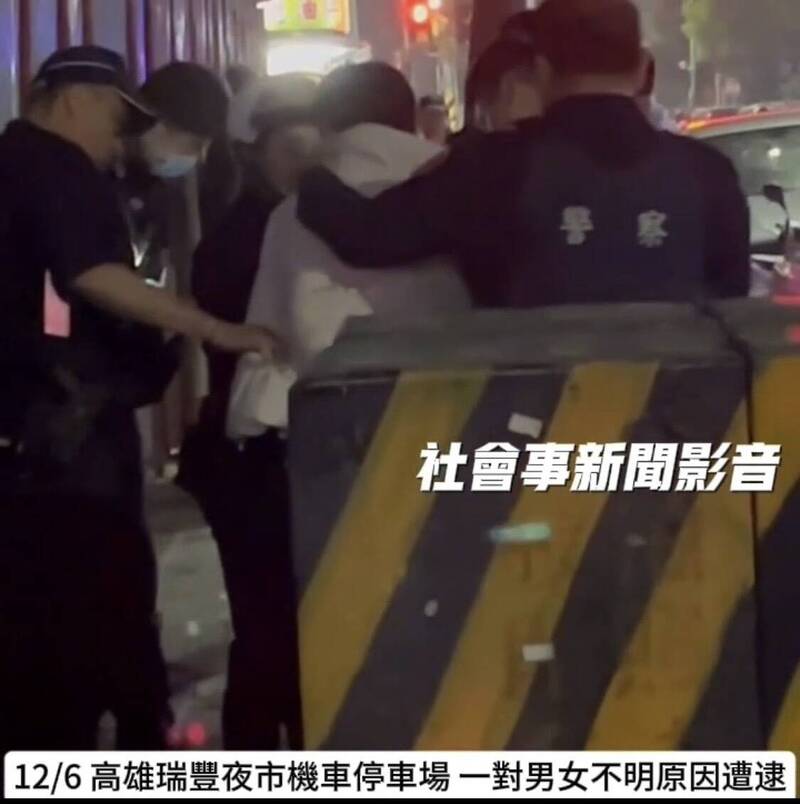 员警将未成年黄男（白色外套者）带回派出所。（取自社会事新闻影音）
