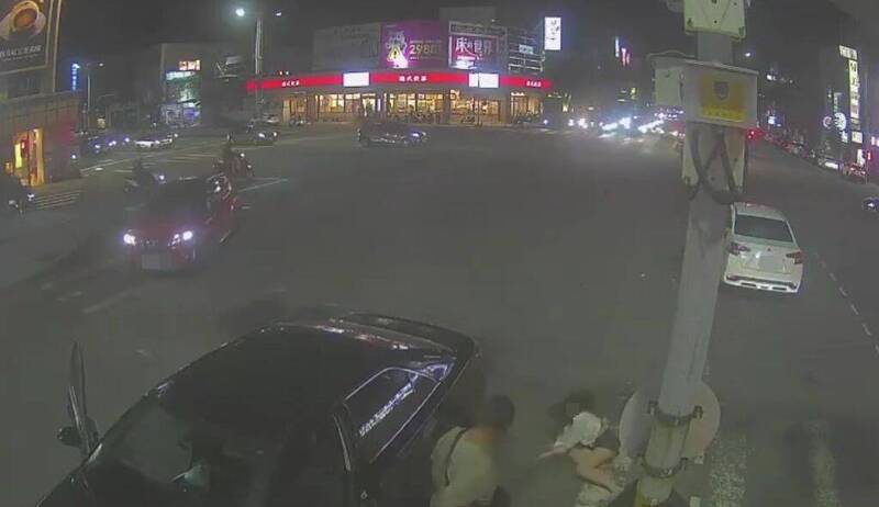 台中邱姓男子昨晚驾车和人发生车祸，疑因不满车上江姓女女指责她开车技术差，当街大打出手，将江女打倒在地。（记者陈建志翻摄）