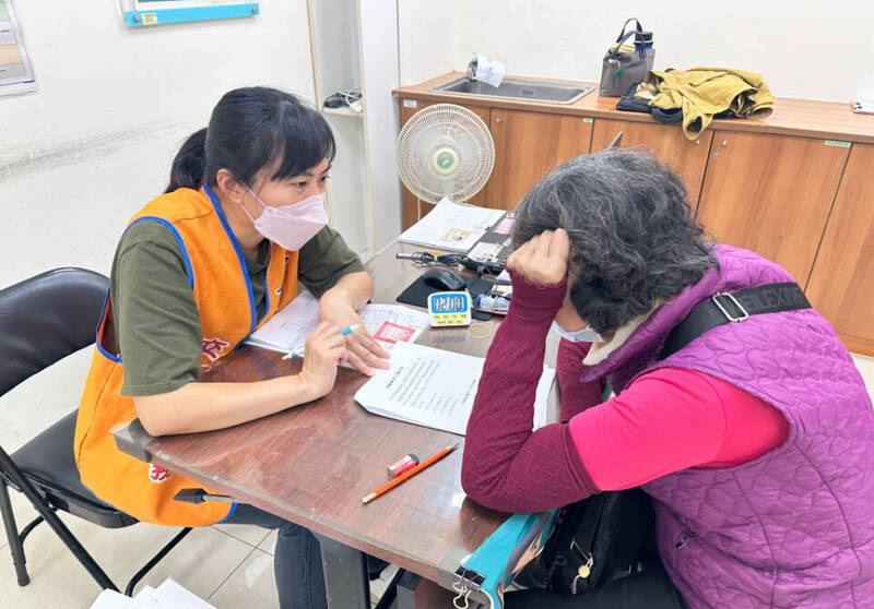 銀髮騎士擔心，萬一認知測驗不過，連騎車出門買菜資格都被沒了。（臺中區監理所提供）