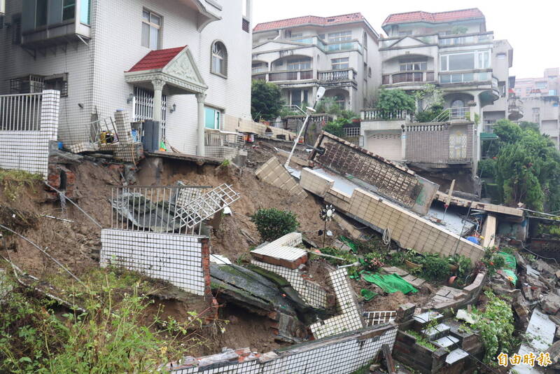 新北市新店區碧瑤社區和下方錦秀社區間擋土牆因連日豪雨於今年10月25日坍塌。（資料照）