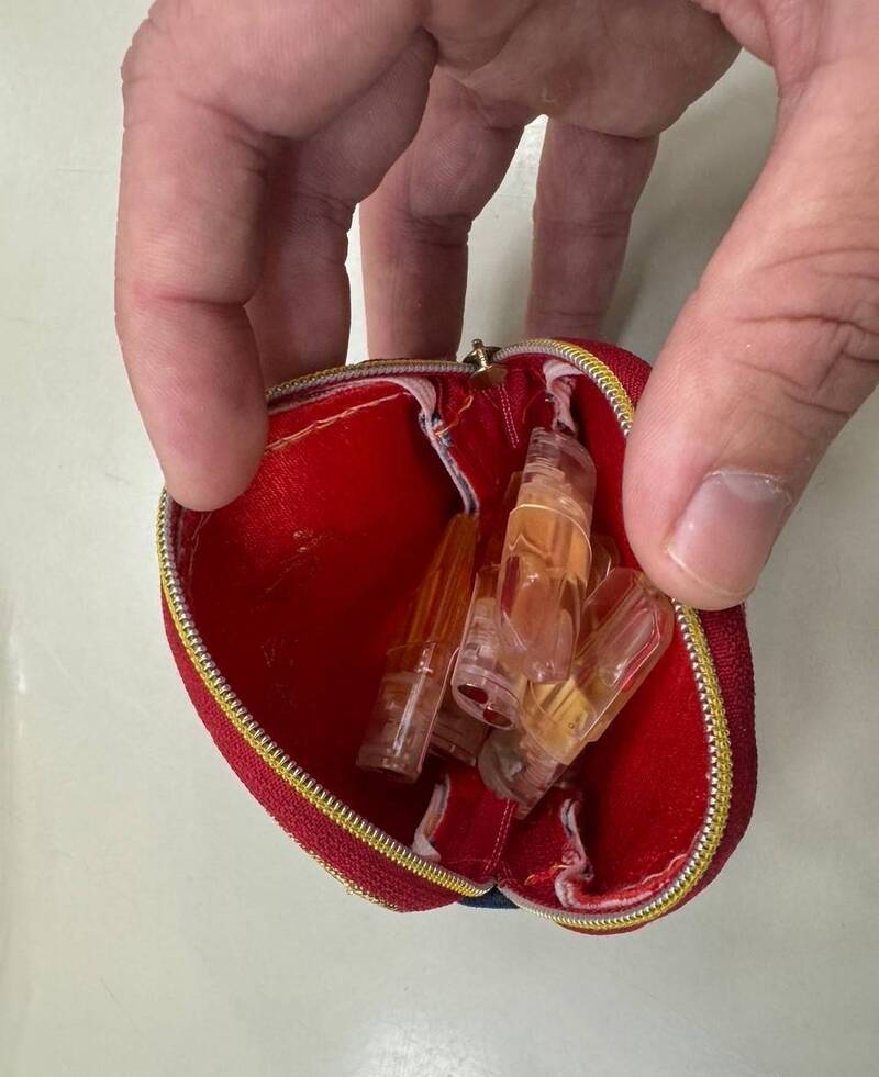 黄男胸口挂著加热器，验出毒品依托咪酯。（记者郑淑婷翻摄）
<h4>☆少一份毒品就多一份健康，自由时报提醒您远离毒品☆</h4>