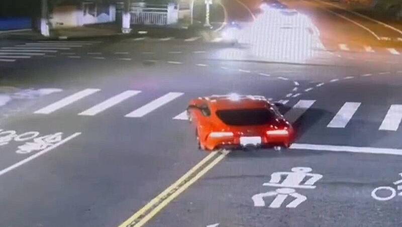 彰化139線昨晚傳出重機與「牛魔王」超跑路口碰撞意外，超跑疑似跨越雙黃線。〈（民眾提供）