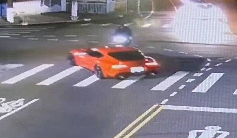 彰化139線昨晚傳出重機與「牛魔王」超跑路口碰撞意外。（民眾提供）