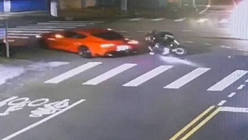 彰化139線昨晚傳出重機與「牛魔王」超跑路口碰撞意外。（民眾提供）