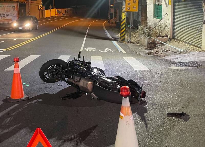 彰化139線昨晚傳出重機與超跑路口碰撞意外，騎士也跟著倒地。（警方提供）