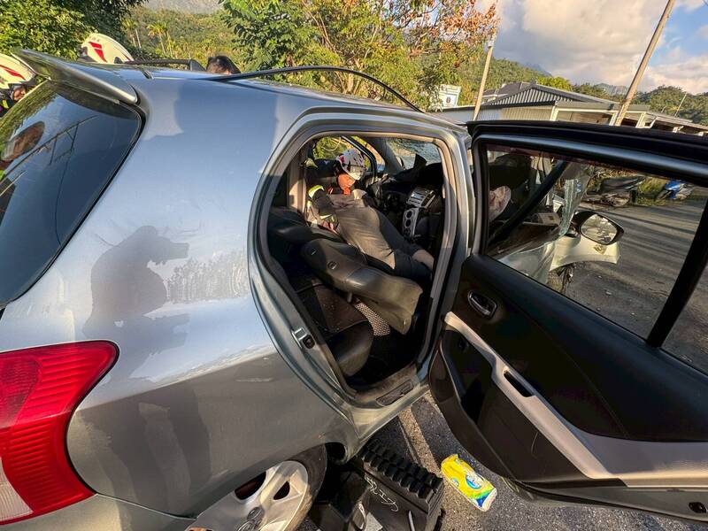 車頭嚴重變形且又狹窄，警義消破壞車體又鑽入放倒座椅，將副駕駛救出送醫。（警消提供）