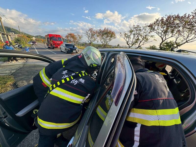 車頭嚴重變形且又狹窄，警義消破壞車體又鑽入放倒座椅，將副駕駛救出送醫。（警消提供）