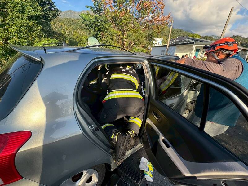 車頭嚴重變形且又狹窄，警義消破壞車體又鑽入放倒座椅，將副駕駛救出送醫。（警消提供）