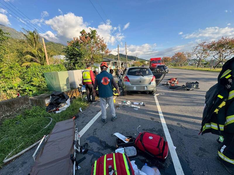 自小客自撞變電箱後水平旋轉180度、朝向來時路，車頭嚴重變形。（警消提供）