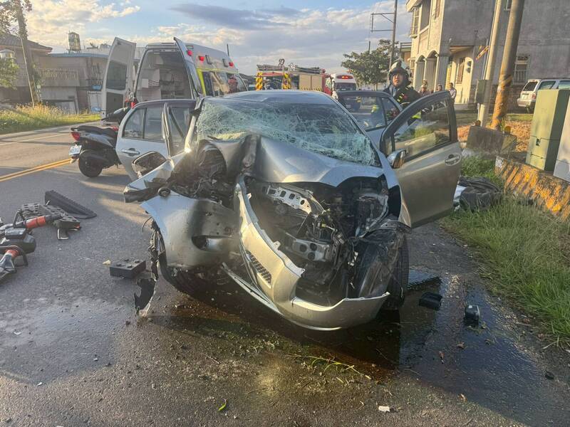 自小客自撞變電箱後水平旋轉180度、朝向來時路，車頭嚴重變形。（警消提供）