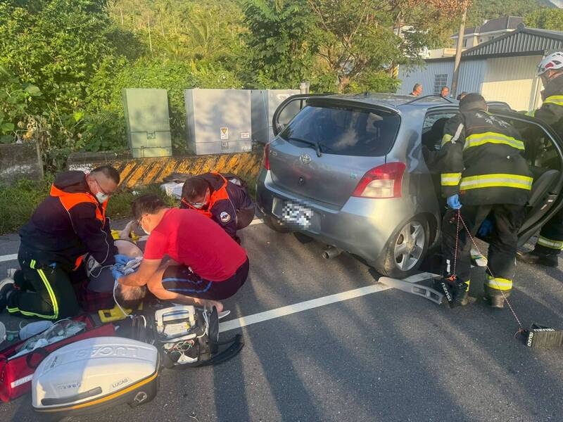 自小客自撞變電箱後水平旋轉180度、朝向來時路，車頭嚴重變形。（警消提供）