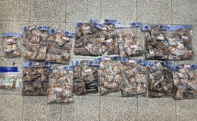 台中市刑大查获毒品咖啡包分装工厂藏身乌日高铁特区大楼，起出以动漫人物当包装的毒咖啡包3千多包。（记者陈建志翻摄）
<h4>☆少一份毒品就多一份健康，自由时报提醒您远离毒品☆</h4>