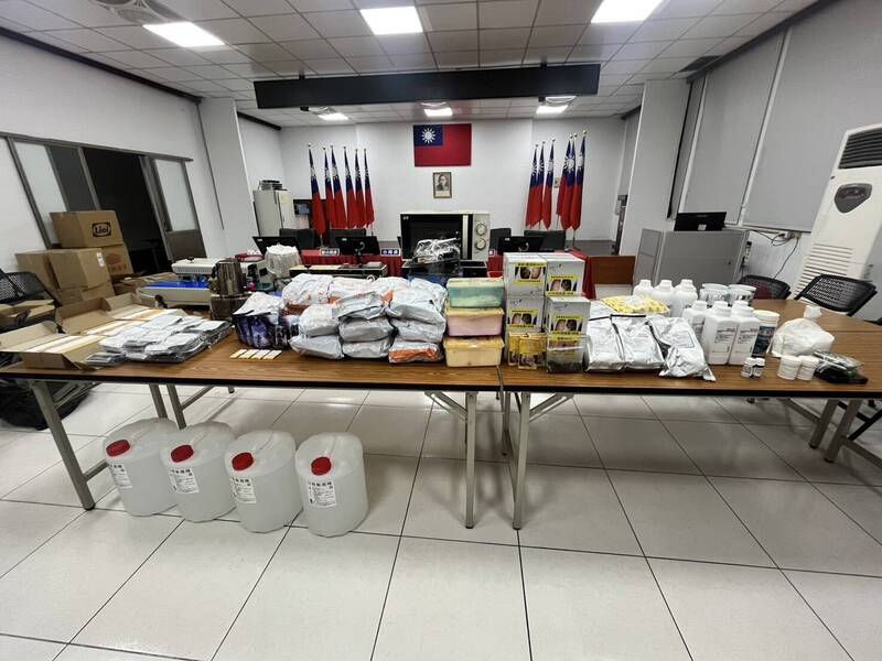 中坜、杨梅两警分局直捣彩虹烟厂查扣成品、毒品原料、烘干器、搅拌器等制毒器具。（记者李容萍翻摄）