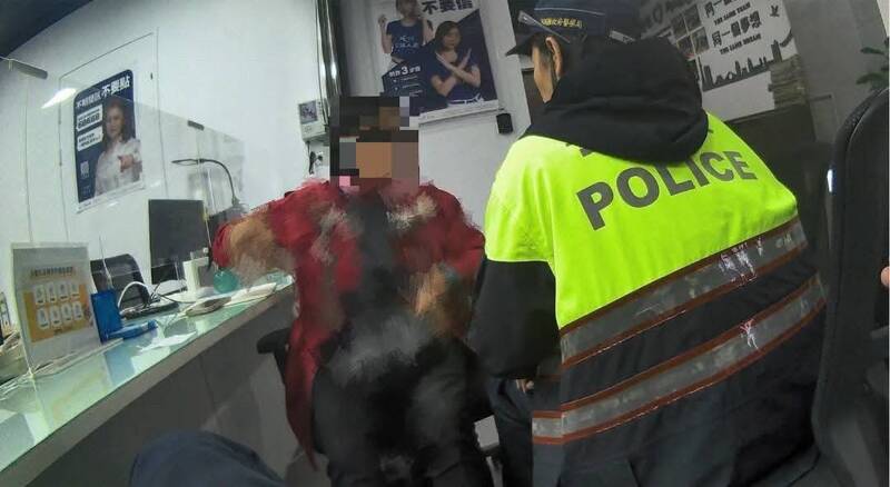 警方赶抵保险公司柜台，苦口婆心向女子说明诈骗手法。（图由马公警分局提供）