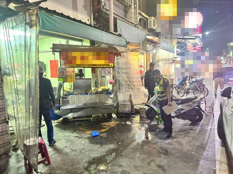 鸡排店被撞，现场一片狼籍。（警方提供）