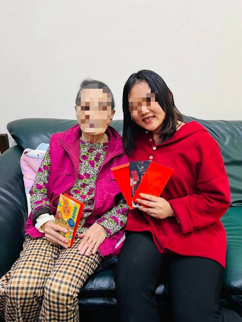 安妮（右）来台工作期间因病身亡。（记者王冠仁翻摄）