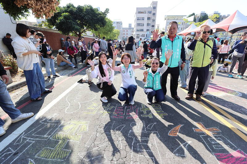 封街變畫布! 黃秀芳號召親子彩繪 孩子寫下「我愛台灣」超暖心