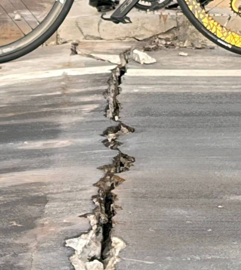 澎湖跨海大橋伸縮縫驚見裂痕 澎湖工務段派員搶修