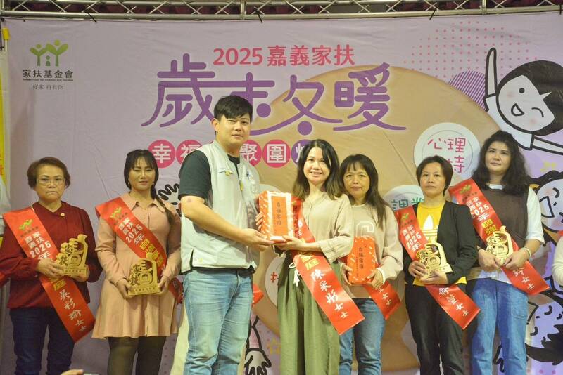 吳彩瑜（後排左一）歷經兒子入監、丈夫驟逝，她不向命運低頭，毅然承擔照顧2名孫子女的重任。（圖由嘉義家扶中心提供）