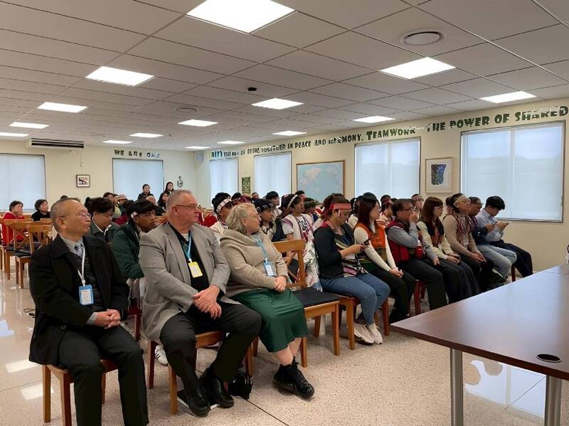 原住民青年與紐西蘭Waihi College師生進行毛利論壇。（教育部提供）