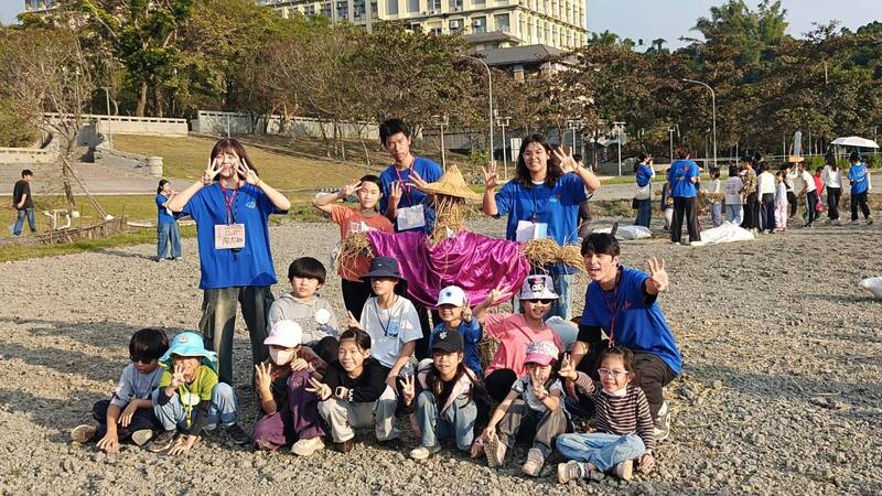 嘉大農村生活營 百名學童製作稻草人、烤地瓜