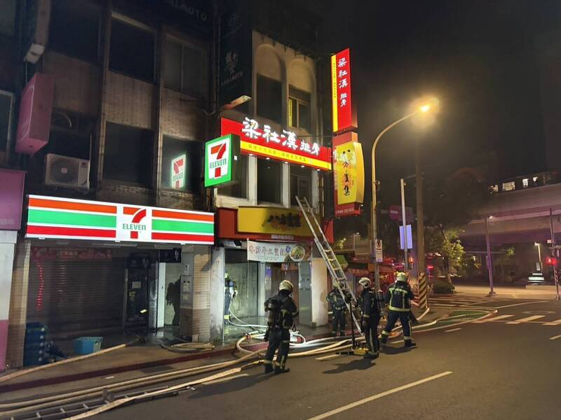 北市石牌凌晨驚傳火警 2家店受損