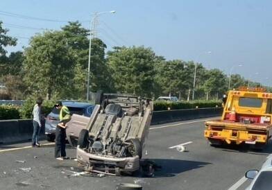 國1溪州段半小時3+4車連環撞 1車翻覆4人傷、回堵5公里