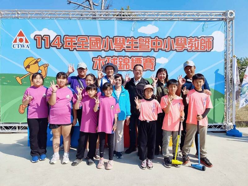 馬公市長黃健忠前往台中北屯木球場，慰勉澎湖優秀子弟。（馬公市公所提供）