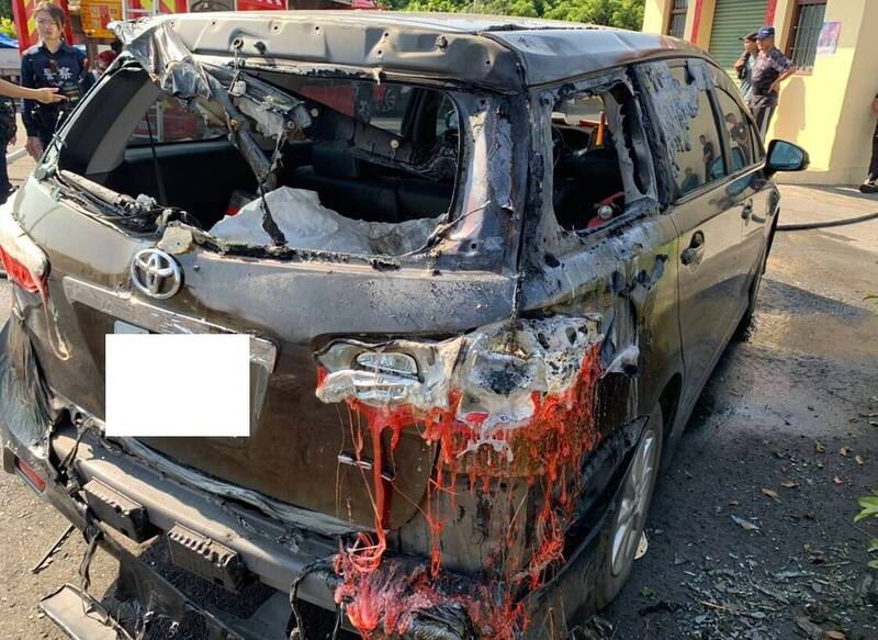 彰化縣芬園鄉傳出火災，空地廢棄物延燒到車輛，車輛右後燈殼都燒毀了。（民眾提供）