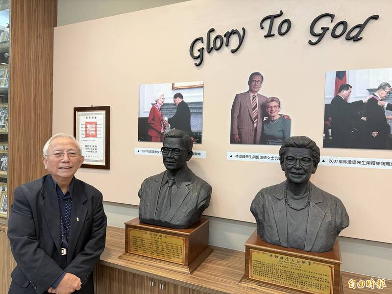 現任林澄輝社福基金會董事長的黃德成說，其投入扶助老弱工作，受到林澄輝長老（左銅像）與其妻鄧璐德（右銅像）生前醫治麻瘋病患者的仁心有很大影響。（記者王俊忠攝）